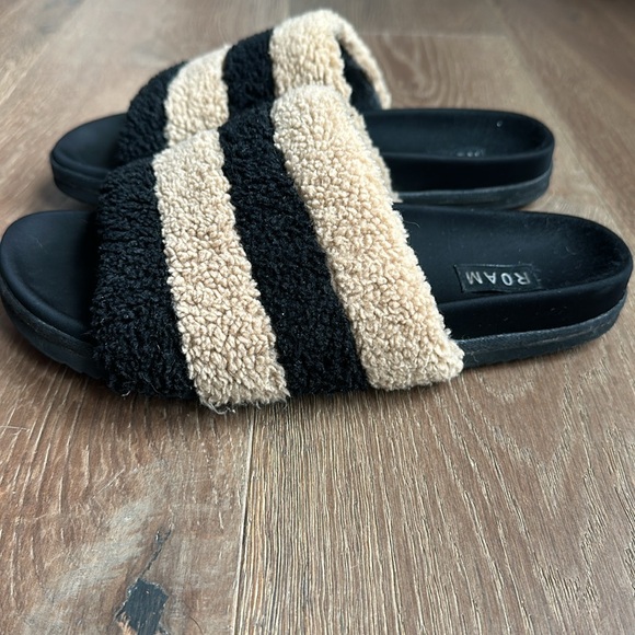 ROAM FUZZY PRISM SLIPPERS BEIGE & BLACK FAUX SHEARLING - Picture 3 of 6